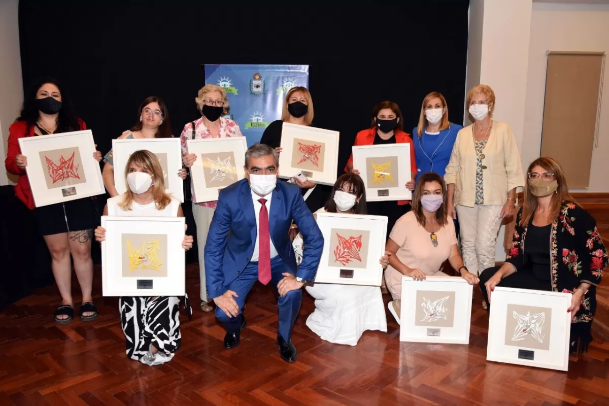 DÍA DE LA MUJER. Las personalidades destacadas posan junto al intendente. 