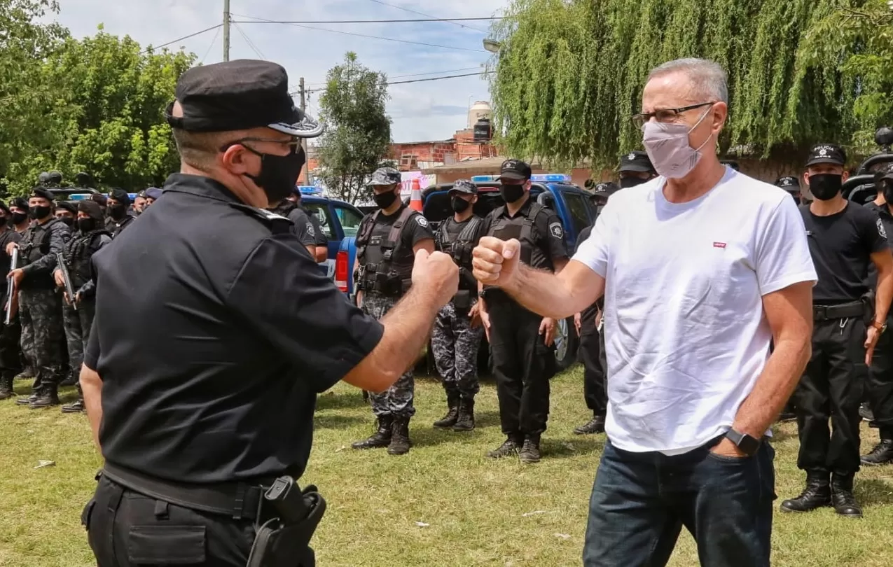 El ahora exministro de Seguridad de Santa Fe, Marcelo Sain, saluda a un uniformado. FOTO: GOBIERNO DE SANTA FE. 