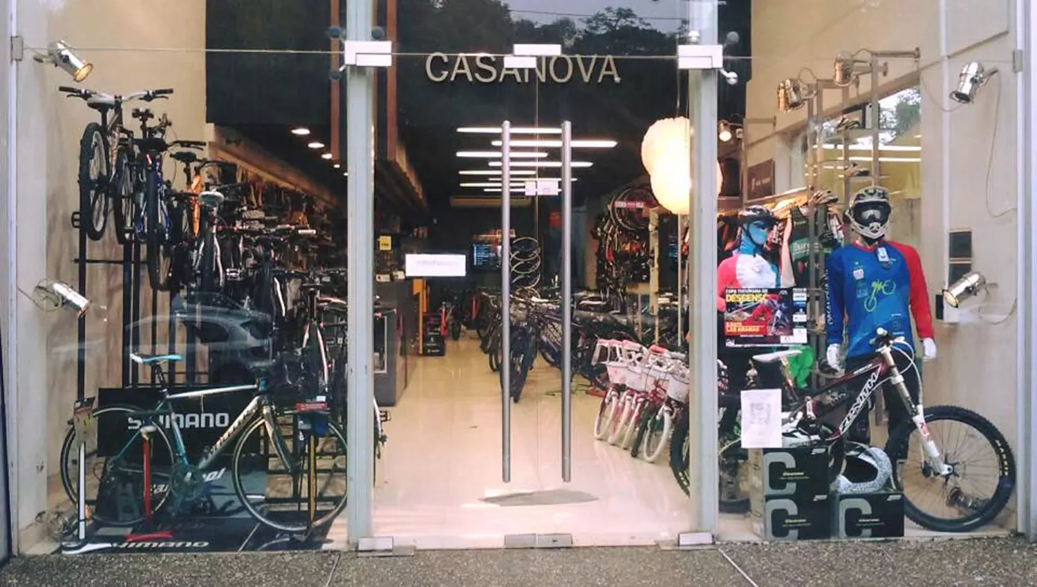 INSEGURIDAD. El frente de la bicicletería es completamente de vidrio.