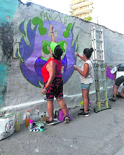 FRENTE A LOS TRIBUNALES. Las referencias críticas a la Justicia no están ausentes, en violeta y fucsia. 