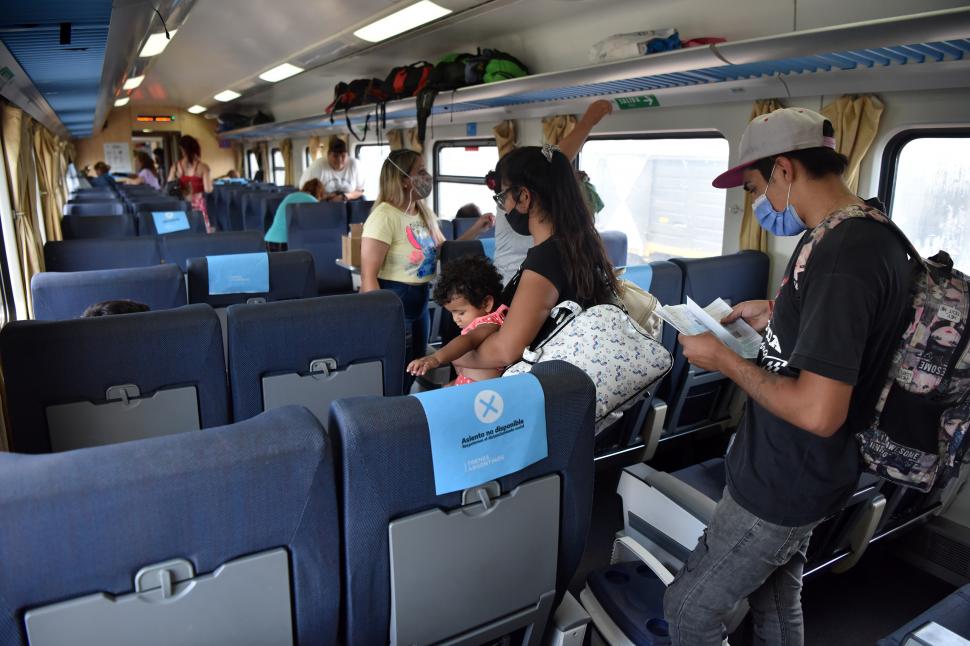 COMODIDADES. Los pasajeros elogian el servicio; todos deben viajar con barbijo. 