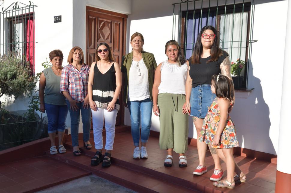 EMPODERADAS. Las mujeres de la familia están unidas en el reclamo.  