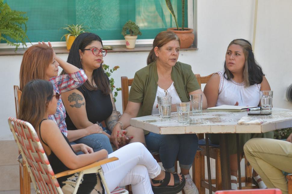 RECLAMO FAMILIAR. Junto a su hija, hermana y sobrinas, Mariela lleva adelante la reivindicación de la vida y de la memoria de Paola.   