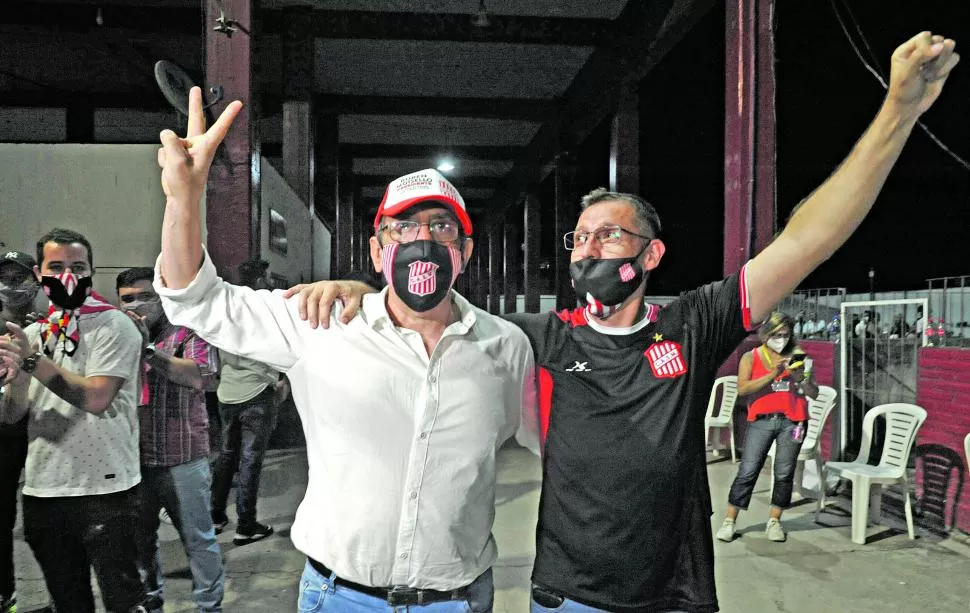 FÓRMULA GANADORA. Moisello y Sogno se mostraron sonrientes y celebraron la victoria junto a los hinchas. 