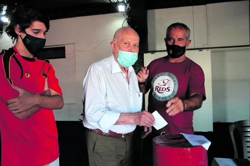 MOMENTO CUMBRE. Ángel Cancellieri deposita su sobre dentro de la urna. El socio vitalicio quiso decir presente en la elección de ayer. 