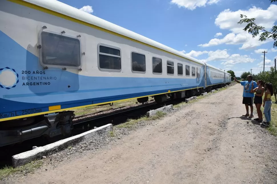 CEVIL POZO. Familiares despiden a los que parten hacia Buenos Aires; muchos eligen este medio de transporte por los precios. la gaceta / fotos de Ines Quinteros Orio