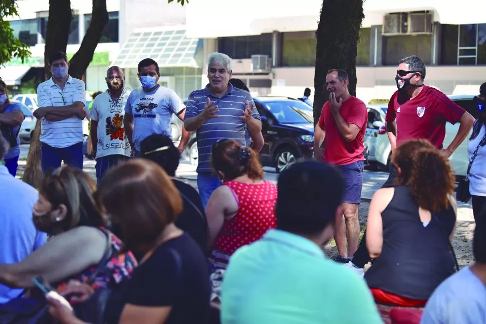 ASAMBLEA EN EL PARQUE 9 DE JULIO. Un docente de los sectores autoconvocados se dirige a sus pares durante la reunión de este sábado. 