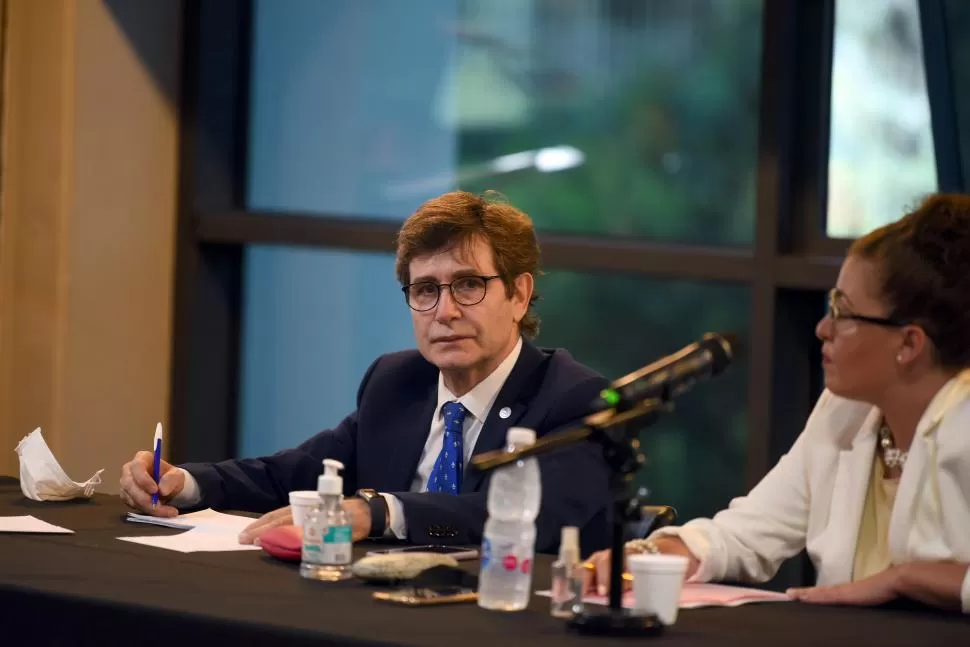 ESCENA DEL PROCEDIMIENTO ANTE EL JURADO DE ENJUICIAMIENTO. El ex juez Enrique Pedicone en el “jury” junto a su abogada Fernanda Battig. la gaceta / foto de diego araoz (archivo) 