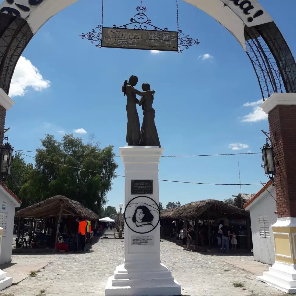 EN EL PREDIO. La imagen de la artista en el monumento que la recuerda.  