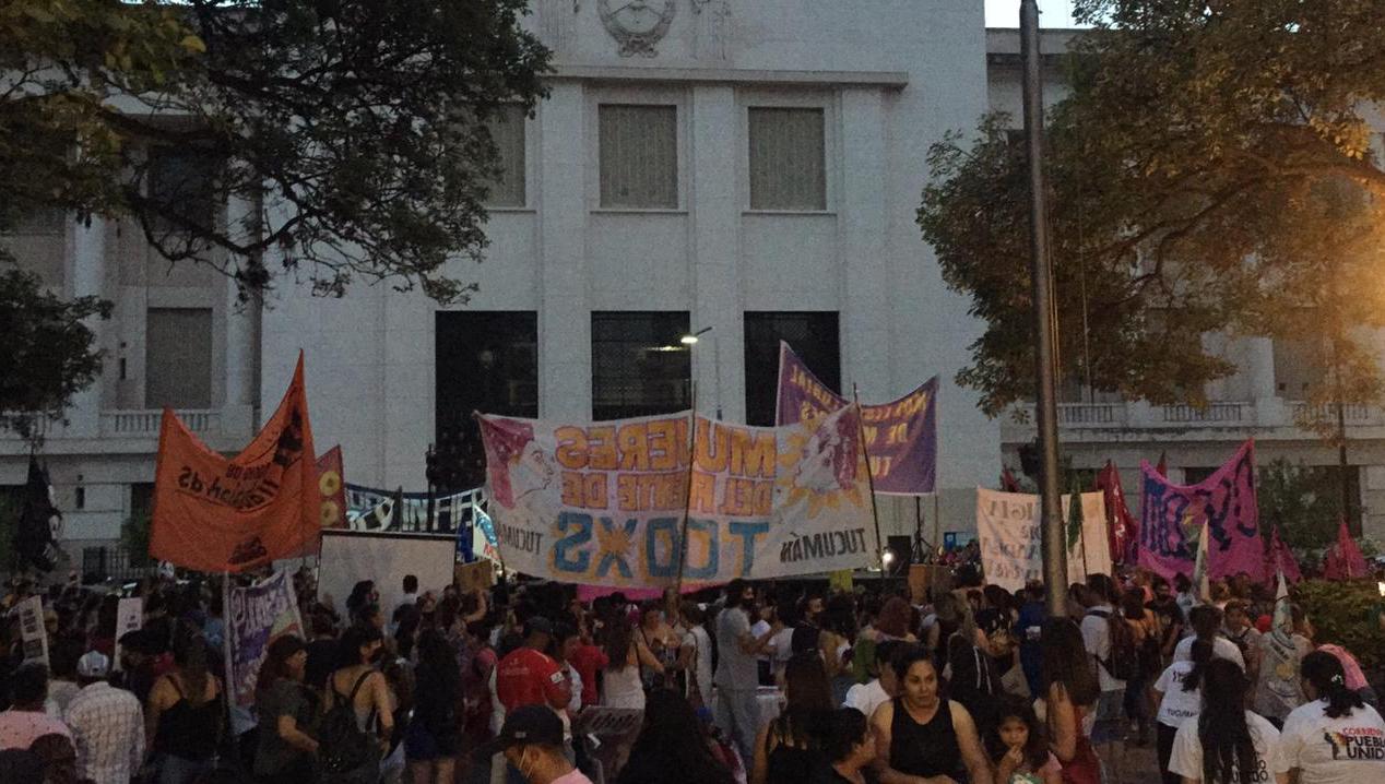 MASIVA. La movilización en Tucumán en el marco del 8M, en conmemoración del Día Internacional de la Mujer fue multitudinaria.