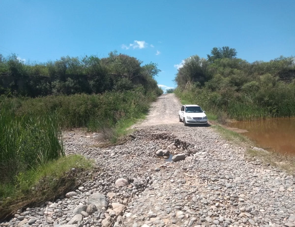 La ruta 334 se convierte en río cada vez que llueve