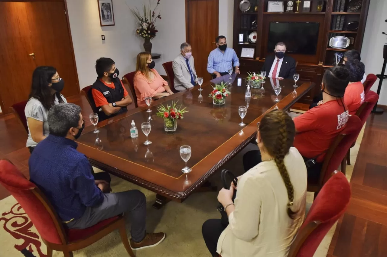 MESA DE TRABAJO. Jaldo encabezó la reunión con legisladores y con representantes de bomberos y del Concejo de La Cocha. Foto: Prensa HLT