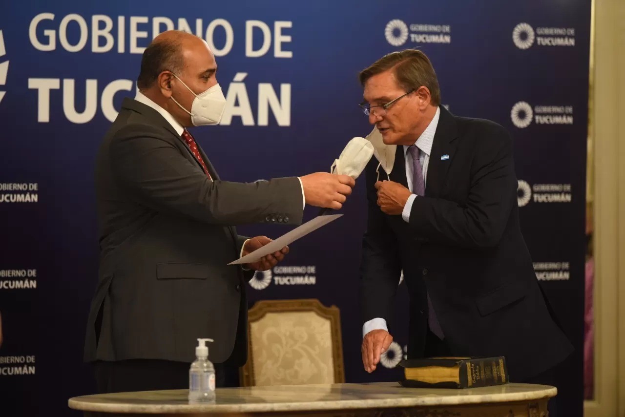 EN EL SALÓN BLANCO. Manzur le tomó juramento a Simón Padros. LA GACETA/FOTO DE DIEGO ARÁOZ 