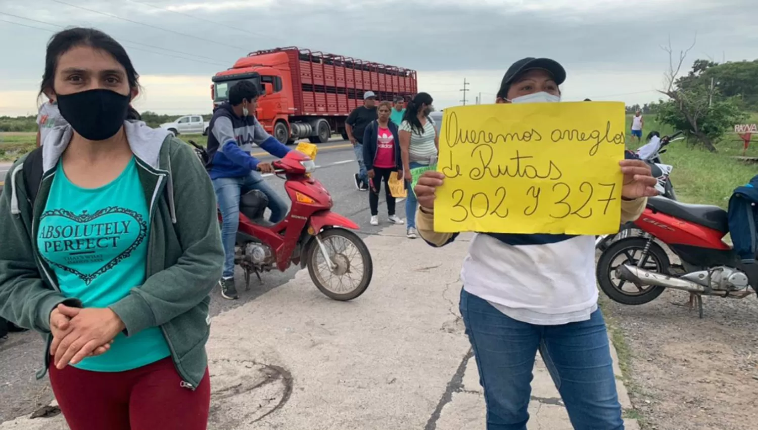 CON PANCARTAS. Dos mujeres muestran con carteles los reclamos del grupo de manifestantes.
