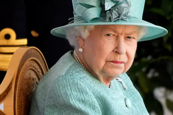 Isabel II promete tomar muy en serio las acusaciones de racismo de Enrique y Meghan