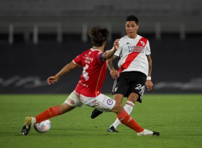 CASI SE PIERDE EL SUPERCLÁSICO. Enzo Pérez fue amonestado y pudo haber sido expulsado en el partido de ayer. prensa river