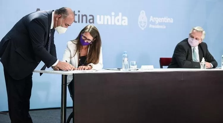 PACTO. Juan Manzur fue uno de los gobernadores que llegó a Casa Rosada para firmar el acuerdo federal  