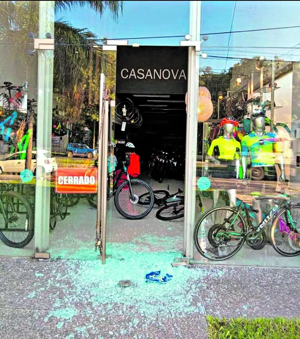 HECHA AÑICOS. Así quedó la entrada del local, en avenida Aconquija.  