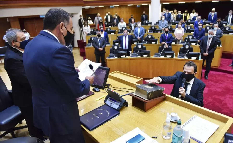 ASUNCIÓN. Minutos después de resultar electo, Cobos renunció a su banca en el bloque Justicialista de Todos y juró como defensor del Pueblo. prensa legislatura