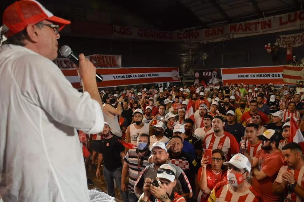 EL FESTEJO DURÓ HASTA LA MADRUGADA. Luego de imponerse en los comicios, la lista ganadora fue a celebrar con su gente en el Club Caja Popular. Moisello dio un discurso y fue saludado por los hinchas. fOTOs GENTILEZA DE Carlos Sanchez