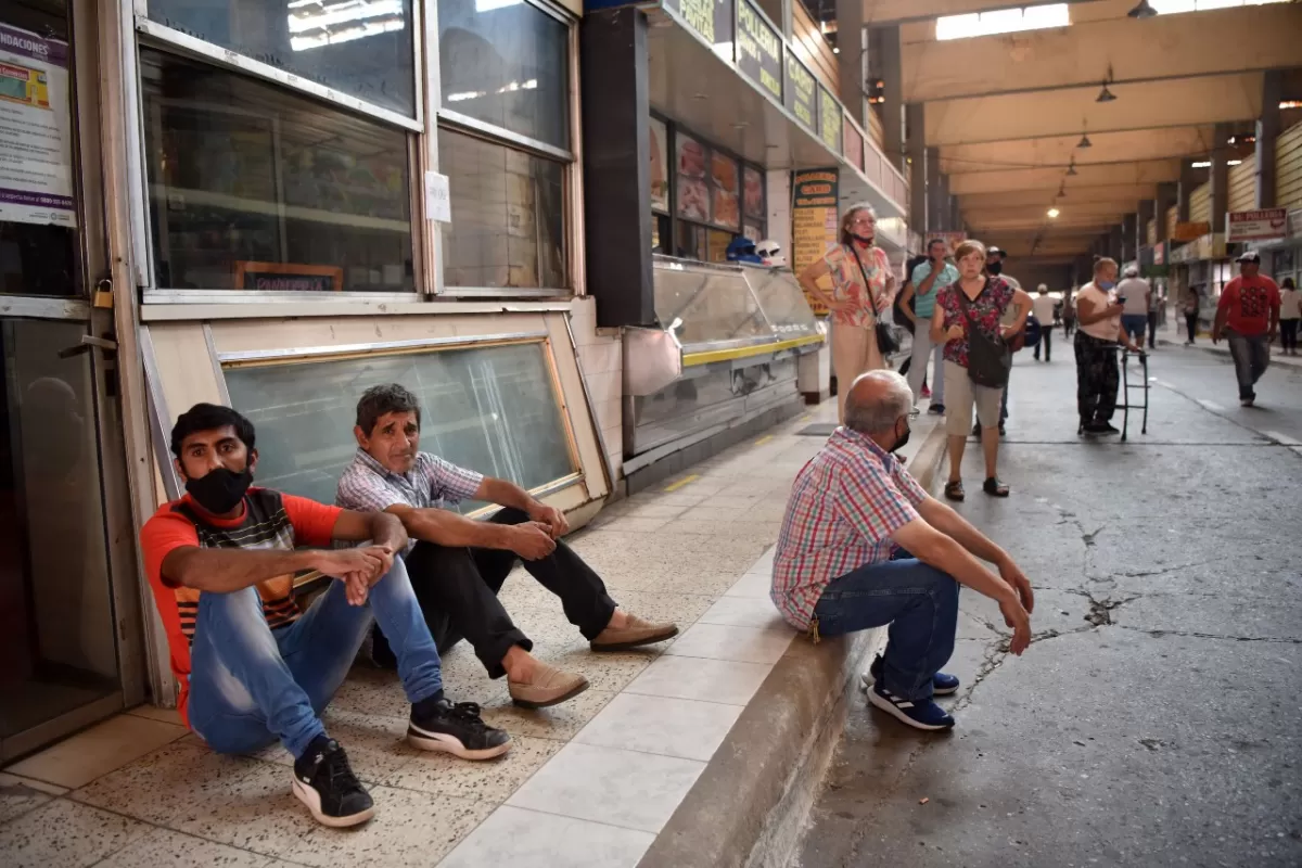 A LA ESPERA. Sentados en el piso o en cajones de madera, decenas de empleados aguardan por alguna respuesta oficial que los ampare del desalojo. la gaceta / fotos de ines quinteros orio