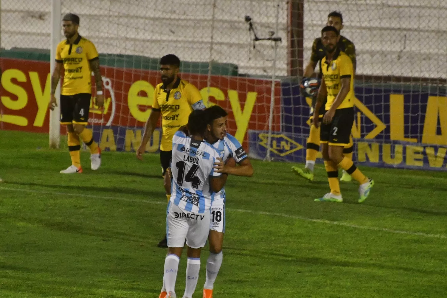 FESTEJO. Lotti y se abraza con Lagos luego de marcar el segundo gol. TÉLAM 