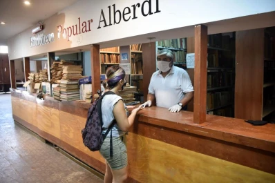 Libros, historia y teatro en la Biblioteca Alberdi