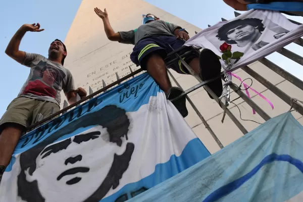 Una masiva concentración en el obelisco exigió justicia por Maradona