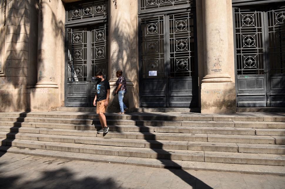 PUERTAS CERRADAS. El Colegio Nacional arrancó las clases en forma virtual.