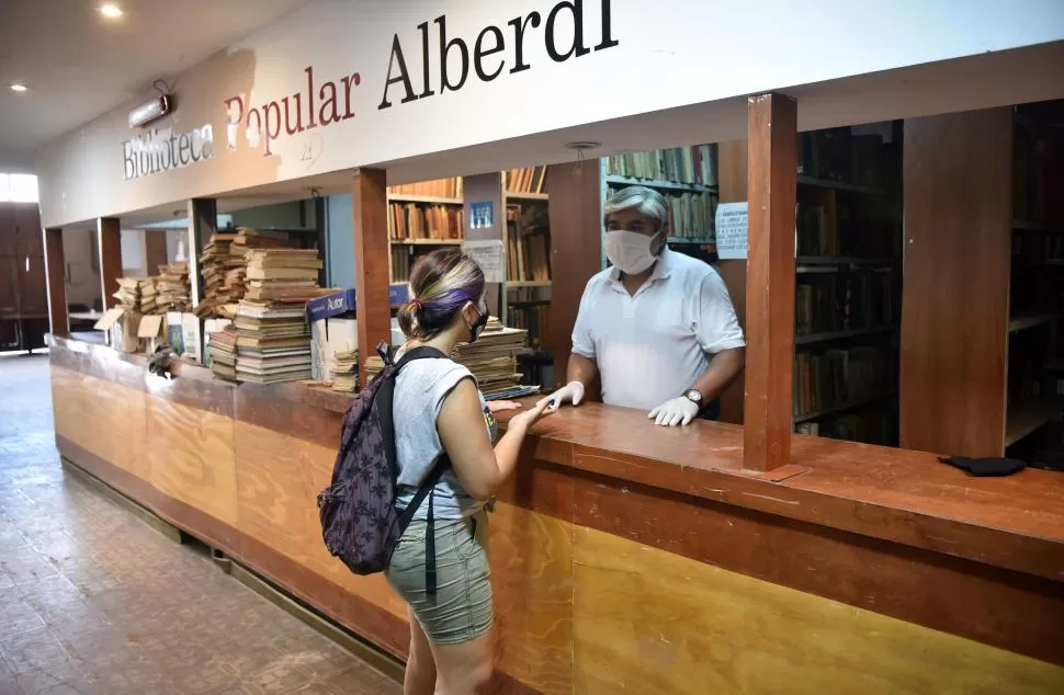 ABIERTO AL PÚBLICO. Quienes necesiten consultar libros pueden ir a la Biblioteca Alberdi entre las 8.30 y las 14, y serán atendidos por especialistas. LA GACETA/FOTO DE INÉS QUINTEROS ORIO 