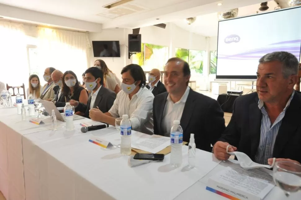 SONRISAS. Las autoridades del PRO celebraron la normalización del funcionamiento del partido en Tucumán. 