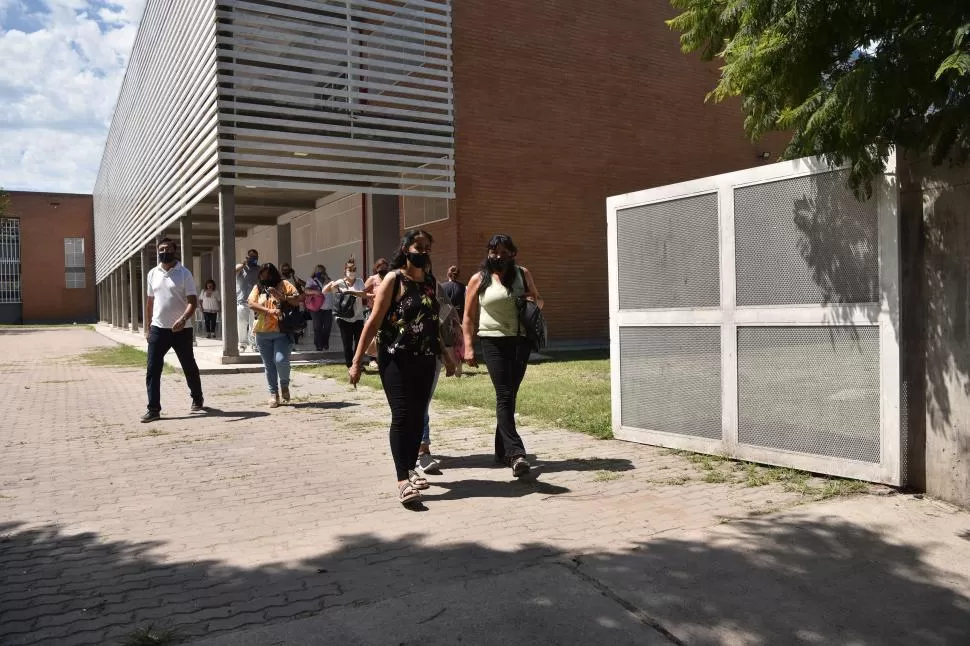 TRABAJOS SOBRE LA HORA. En la escuela Scalabrini Ortíz están haciendo refacciones para que los alumnos pueden volver al establecimiento. la gaceta / fotos de inés quinteros orio