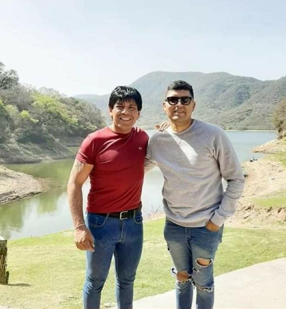 EN EL CADILLAL. Jesús Busto aparece con José Luis Coronel. El concejal dijo que fue una foto casual.