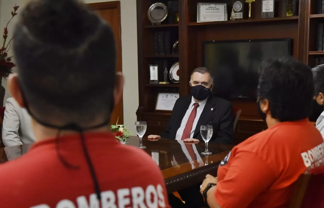 EN LA LEGISLATURA. Jaldo, en una reunión de esta semana con bomberos voluntarios de La Cocha. Foto Prensa HLT