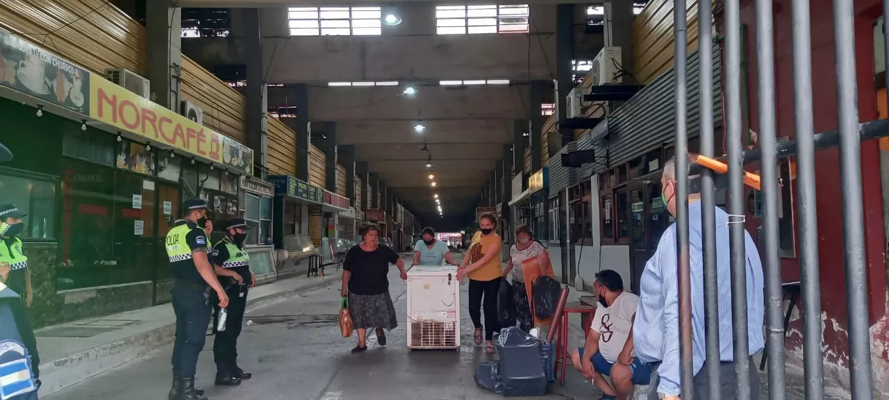 PUESTEROS DEL Mercado retiraron sus mercaderías. FOTO FLORENCIA ZURITA. 