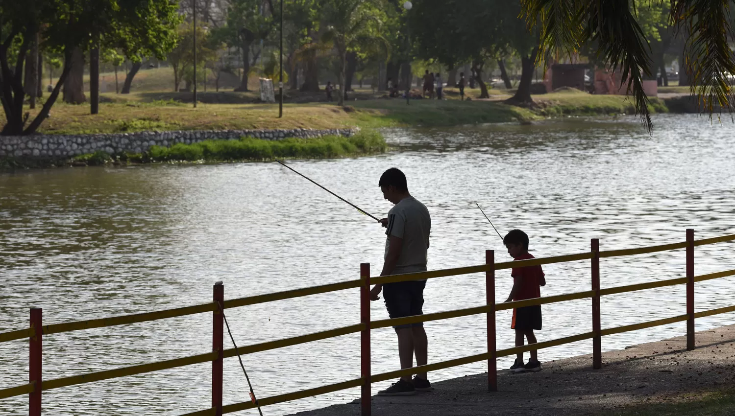 AIRE LIBRE. El lago San Miguel es uno de los atractivos del parque 9 de Julio, sobre todo para los amantes de la pesca deportiva.