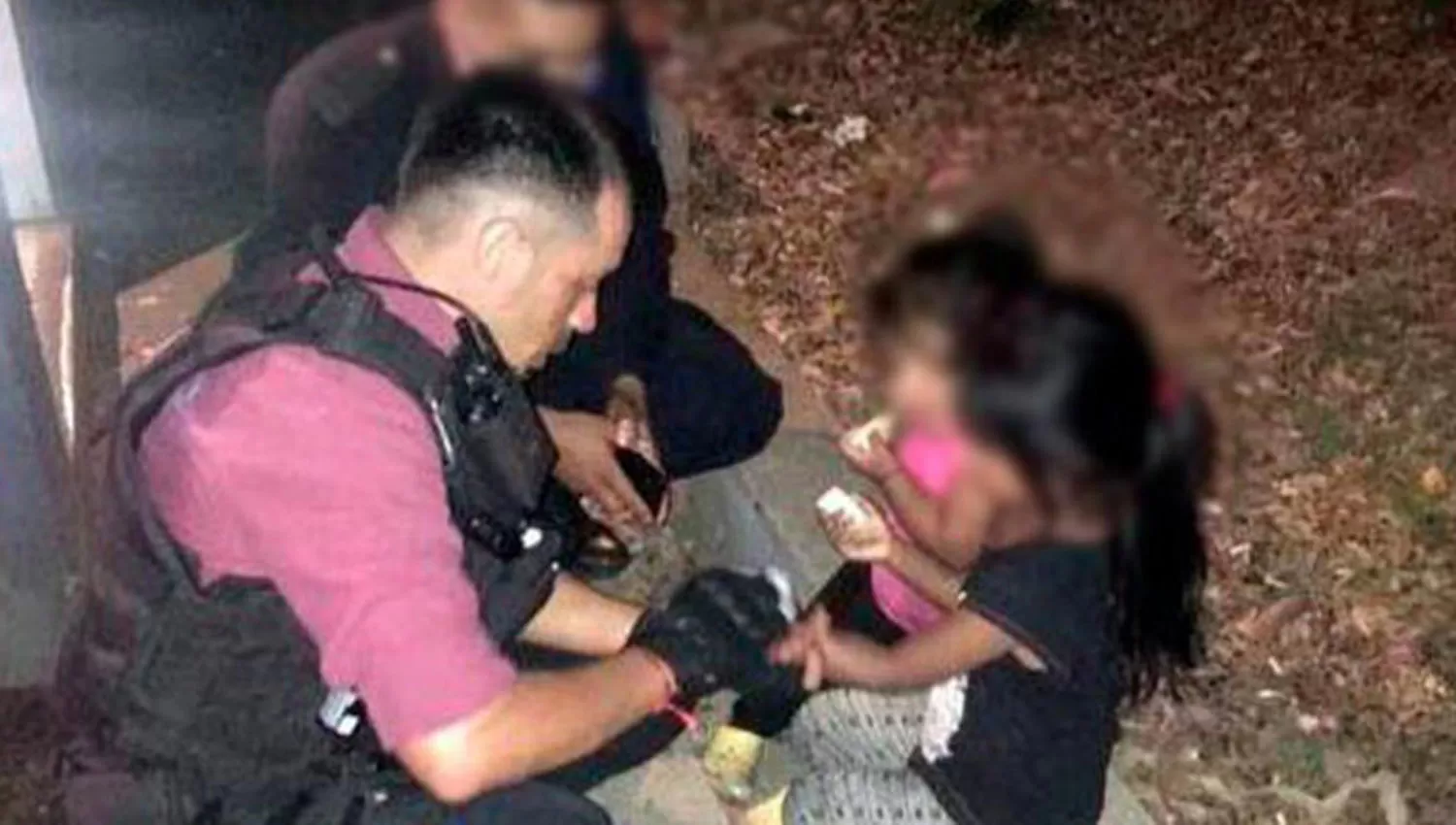 EN LA CALLE. Las pequeñas fueron asistidas por policías que custodiaban la zona.