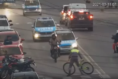 Video: la valiente maniobra de un bici-vigía bandeño para evitar la huida de un sospechoso