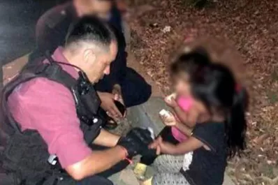 Abandonaron a sus dos niñas en la avenida General Paz: detuvieron a sus padres