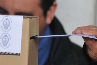 El Presidente derogará tres decretos de Macri que habilitaban el voto postal anticipado