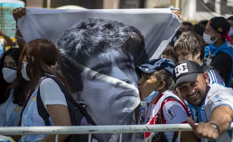 FAMILIA PRESENTE. Dalma, Giannina y Claudia llegaron a la movilización, pero se vieron obligadas a irse. Mientras que Ojeda se pudo quedar con “Dieguito” (Jr). 