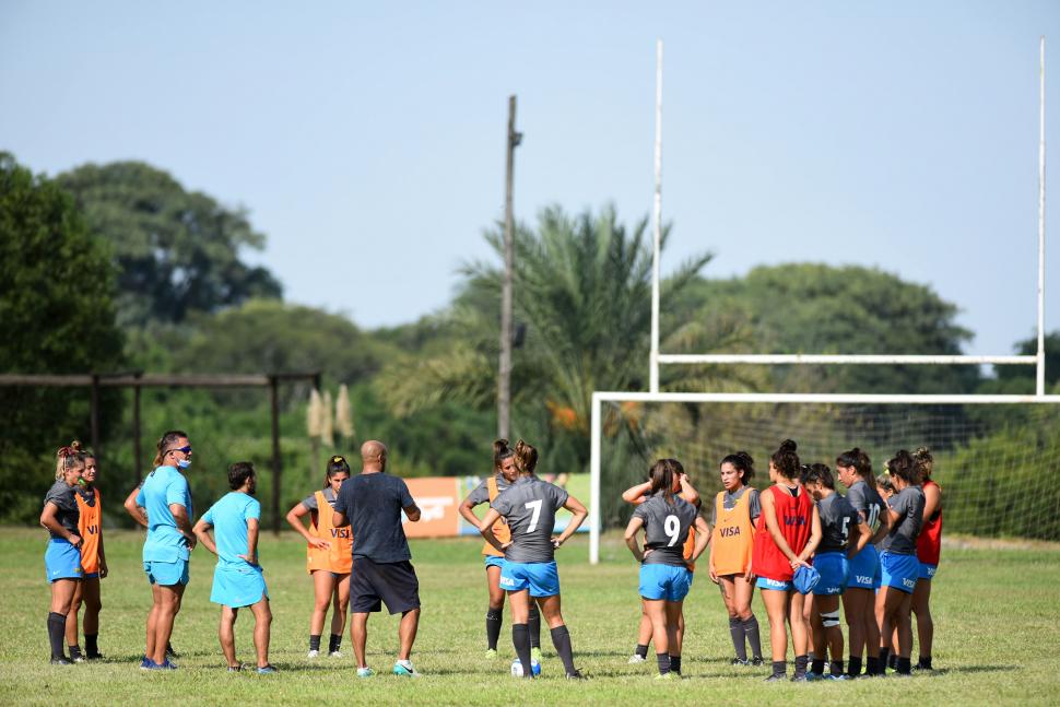 LA CHARLA. Cuerpo técnico y jugadores reunidos en un sector de la cancha. Afinar conceptos de juego es una prioridad. 