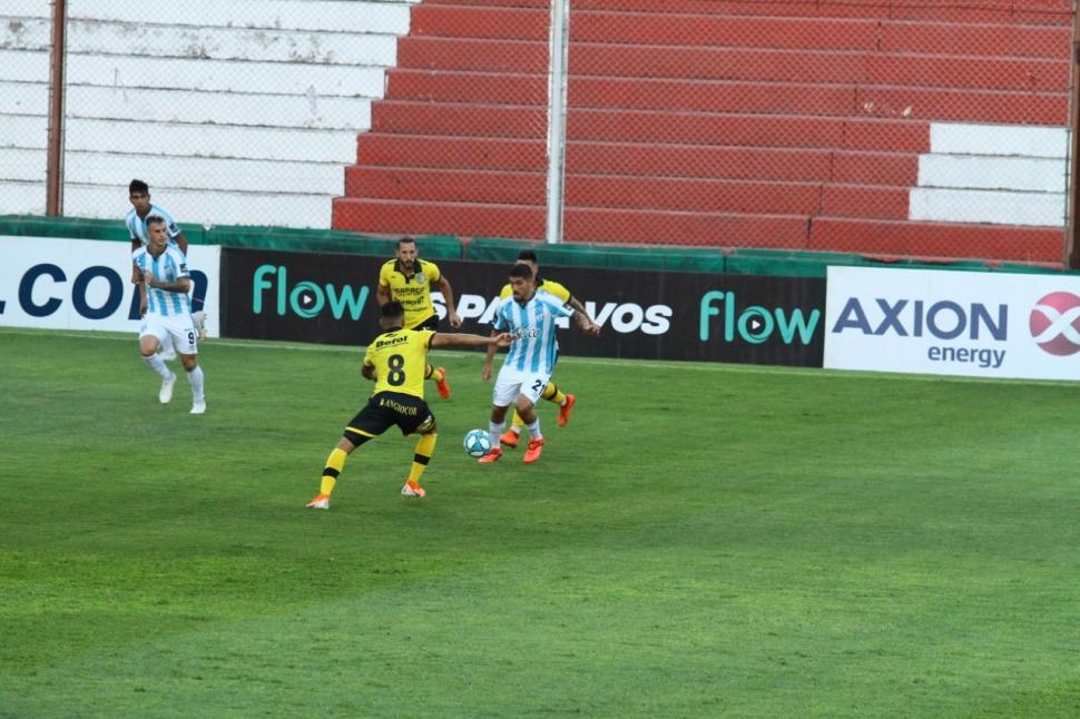 ALEGRÍA. La sonrisa en la cara de Carrera lo dice todo. El jugador recuperó su nivel y es una de las figuras del equipo. Con De Felippe en el banco, lleva dos goles. 