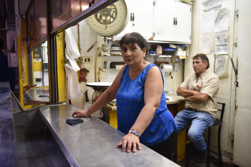 FIRMES EN LA LUCHA. Los trabajadores reconocen daños en el inmueble, pero aseguran que no son tan graves como para una clausura total. la gaceta / fotos de inés quinteros orio - diego aráoz 