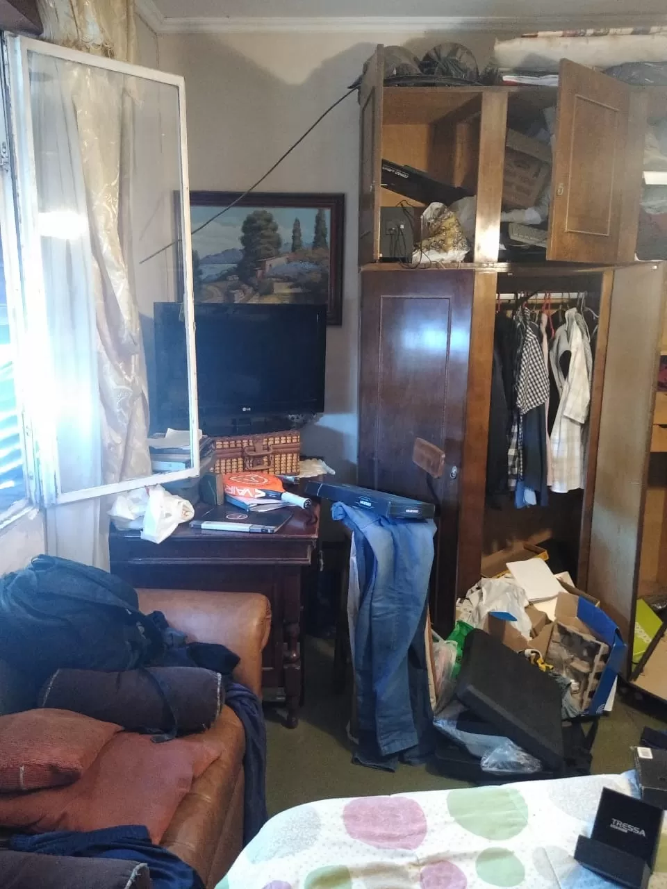 DESMANES. Los ladrones desordenaron y rompieron la casa.  