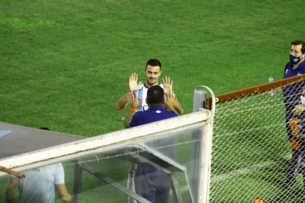 GOLAZO. Lagos corre a sumarse al festejo del 1-0 que convirtió Carrera desde fuera del área. fotos de Diego Adrian Roscop 