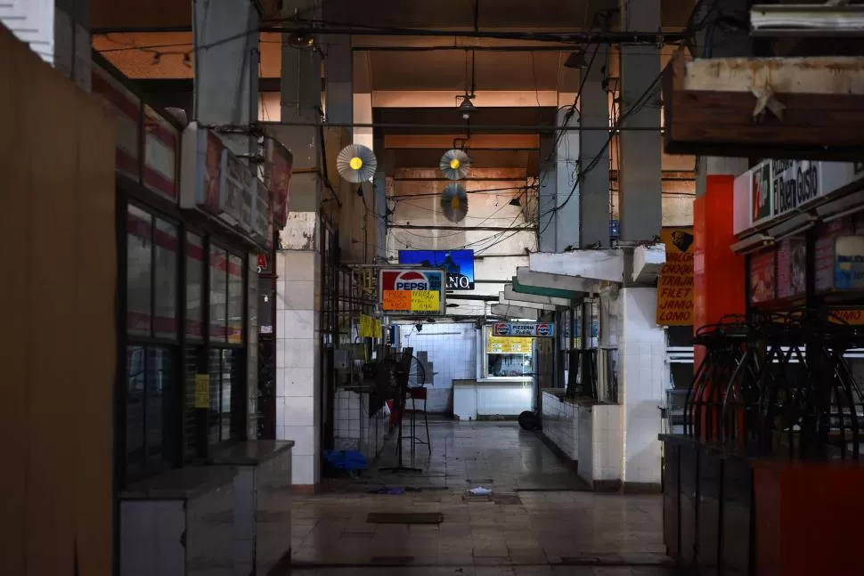 VACÍO. Los pasillos de locales de comida al paso quedaron desolados. 