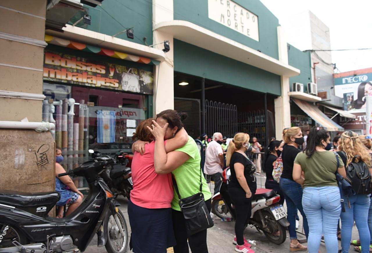 ANGUSTIA. Superadas por la impotencia, mucha gente lloró en la vereda.