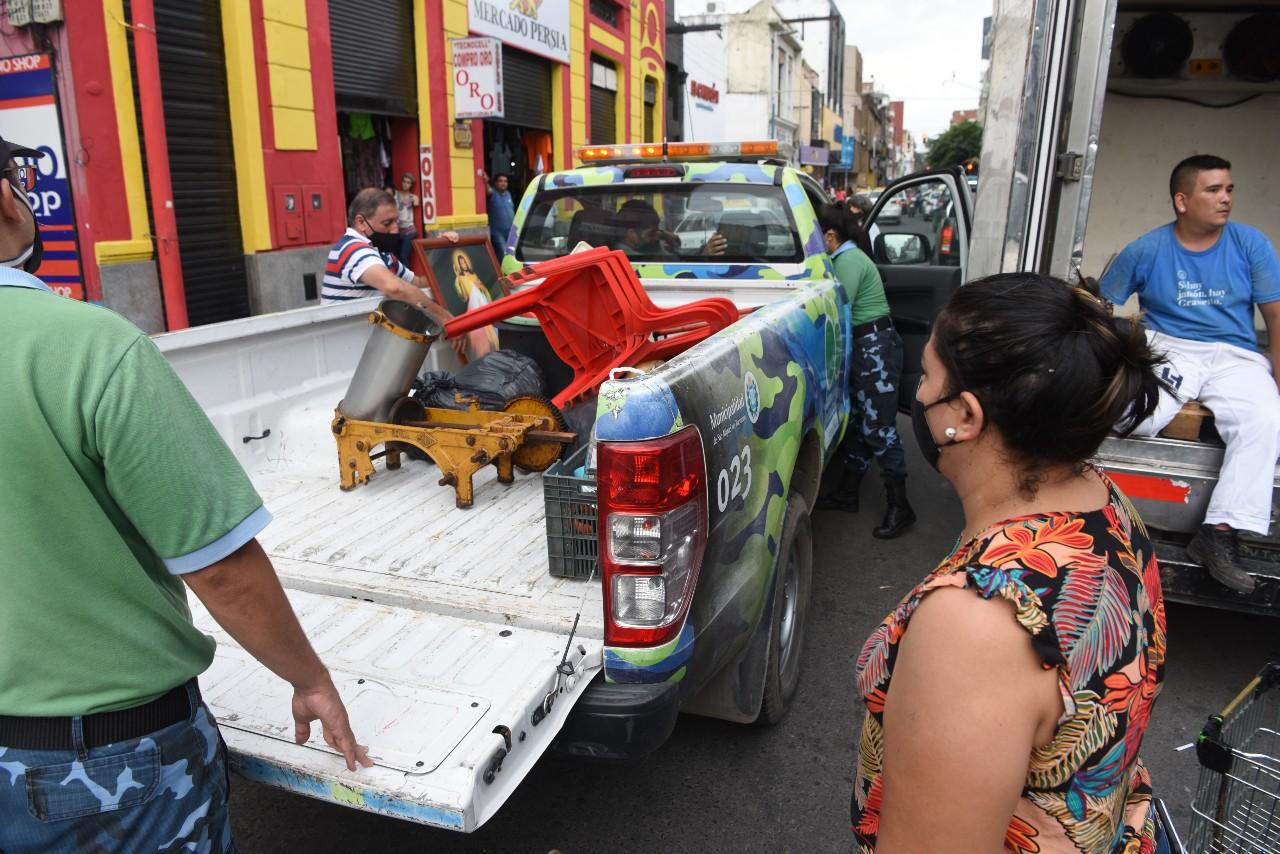 AYUDA. Las camionetas municipales están a disposición del operativo.