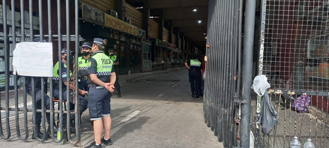 LOS POLICÍAS CUSTODIAN el retiro de la mercadería y además evitan que ingresen más personas. FOTO FLORENCIA ZURITA.